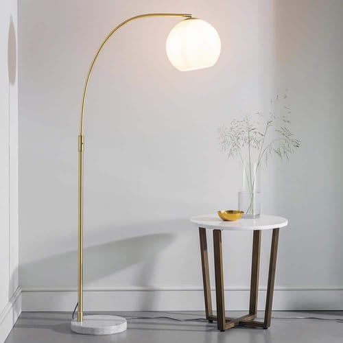 Lampadaire arqué avec abat-jour en verre opalin et socle en marbre