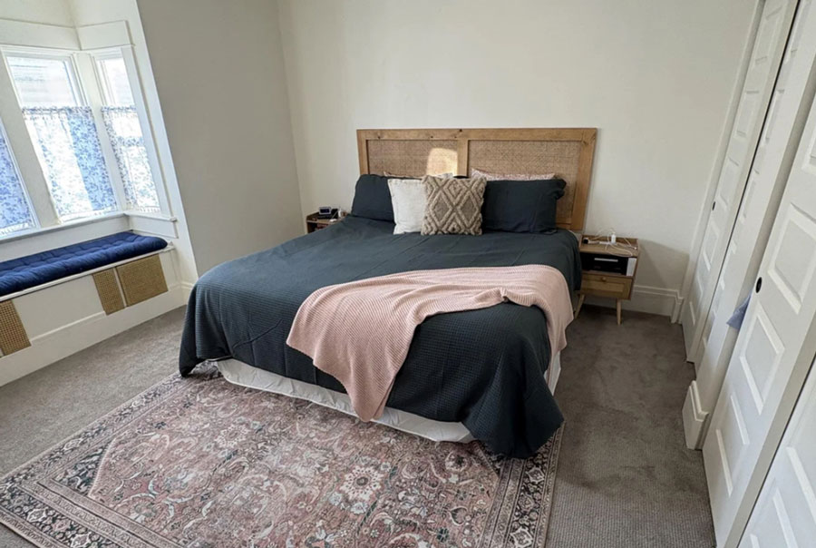 DecorViz Bett-Visualisierer zeigt ein Bett in einem echten Schlafzimmerfoto