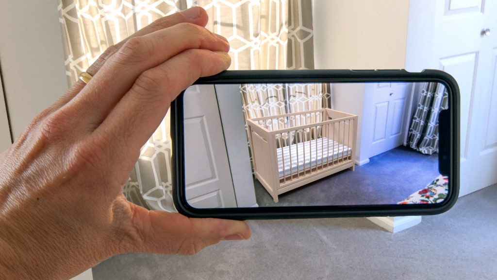 VNTANA-Beispiel für Augmented Reality mit einem Kinderbett, das über ein Smartphone im Raum platziert wird