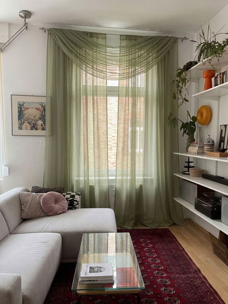 Visualiseur de rideaux DecorViz montrant des rideaux dans une photo de salon réel