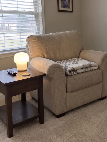 Visualiseur DecorViz montrant une lampe champignon blanche sur une table d'appoint dans une vraie pièce