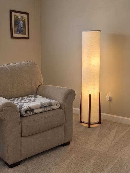 Grand lampadaire en papier visualisé dans un coin près d'un fauteuil avec DecorViz