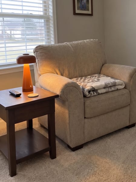 Lampe de table sans fil en terre cuite prévisualisée sur une table d'appoint dans une vraie pièce