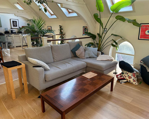 DecorViz Sofa-Visualisierer zeigt ein Sofa in einem echten Zimmerfoto