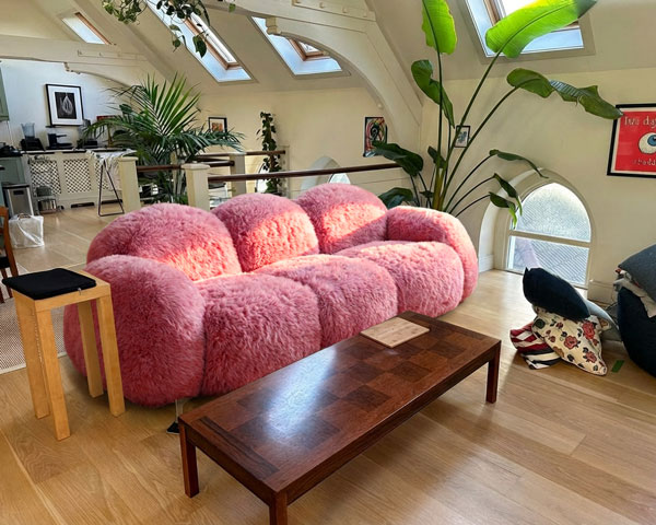 Sofa-Vorschau im Zimmer mit einem KI-Visualisierer