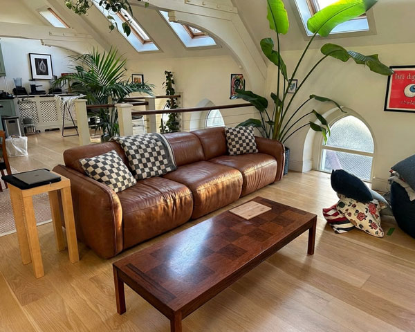 Sofa-Vorschau in einem echten Zimmer mit DecorViz