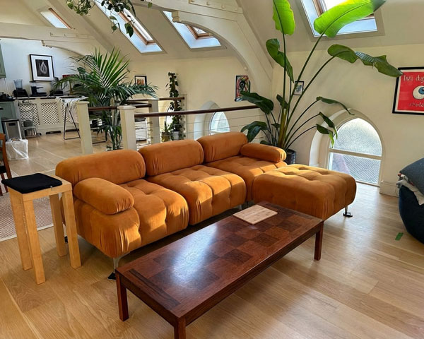 Ergebnis des Sofa-Visualisierers, der zeigt wie ein Sofa im Zimmer aussieht