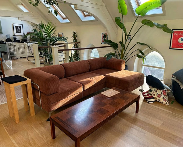 Zimmerfoto mit visualisiertem Sofa vor dem Kauf